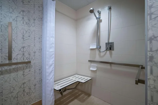 Suite, Multiple Beds, Accessible، Embassy Suites Alexandria Old Town 3/4