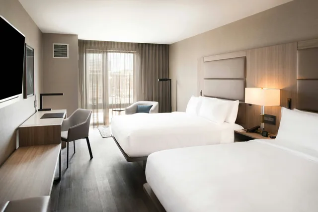 غرفة بسريرين كوين، AC Hotel by Marriott Boston Cleveland Circle 1/2