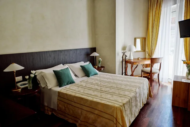 Room, Double Bed, Lateral Side Sea View، Negresco 4/6