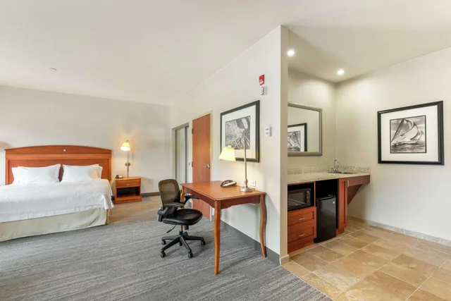 استوديو بسرير كينج، Hampton Inn and Suites Mystic 1/2
