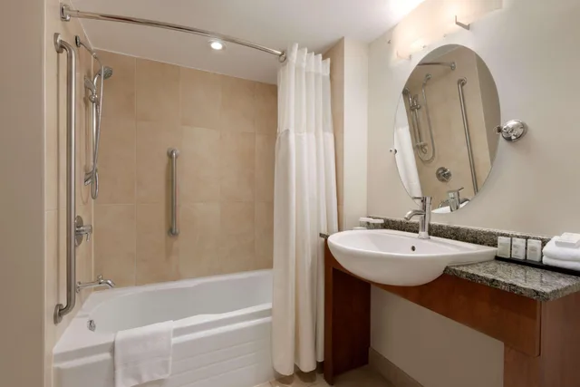 جناح بسرير كوين بغرفتين لذوي الإعاقة، Embassy Suites By Hilton Montreal 5/6
