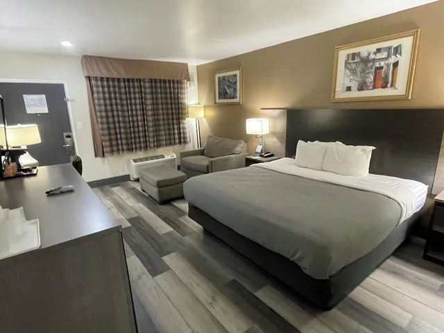 غرفة بسرير كينج مع أريكة يُسمح فيها بالحيوانات الأليفة، Quality Inn & Suites Goodyear - Phoenix West 2/10