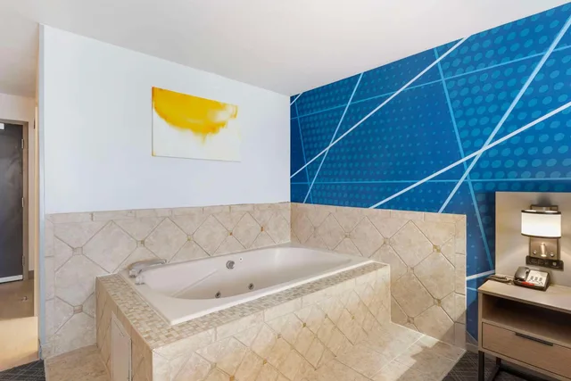 غرفة سوبيريور بسرير كوين بحوض جاكوزي، Comfort Inn Monticello 4/4