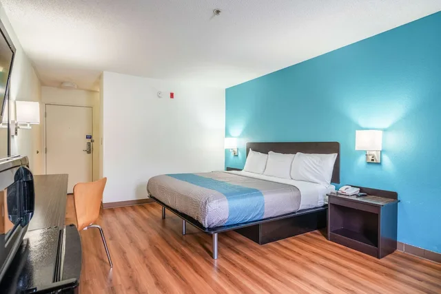 غرفة قياسية بسرير كينج لذوي الإعاقة، Motel6 Rocky Mount, NC 1/8