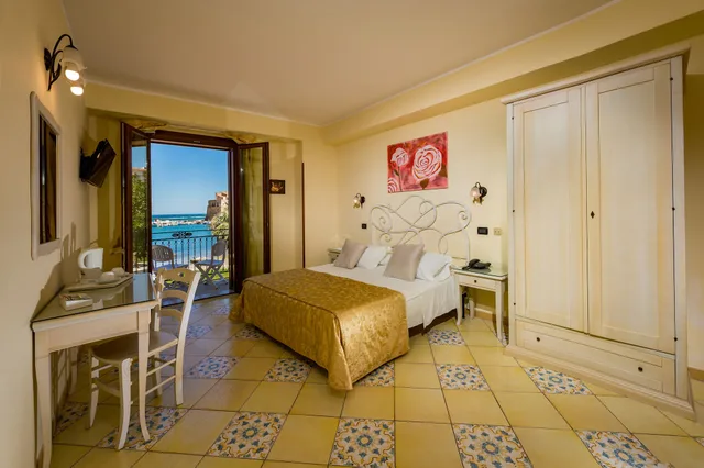 غرفة بسرير كوين بإطلالة على البحر بشرفة، HOTEL CALA MARINA 1/10