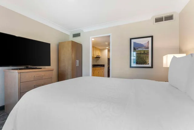 Tower, Executive, King Bed, Sofa, Balcony، Best Western Plus Kelowna Hotel and Suites 2/3