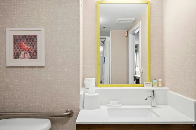 غرفة بسرير كوين لذوي الإعاقة، Hampton Inn Cleveland Westlake 2/2