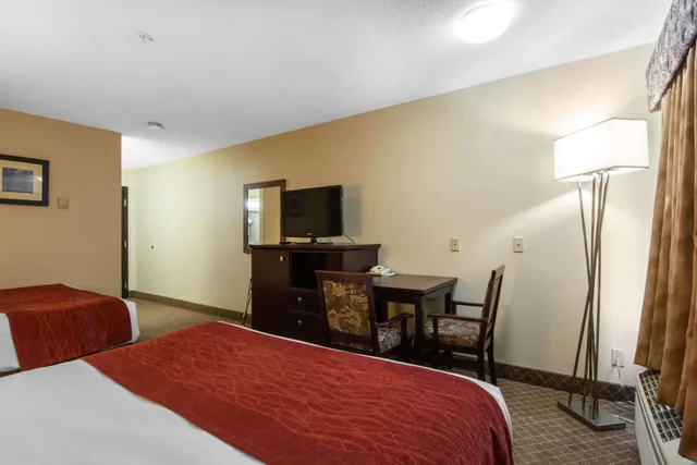 غرفة قياسية بسرير كينج وسريرين كوين، Comfort Inn & Suites Calgary Airport - South 6/9