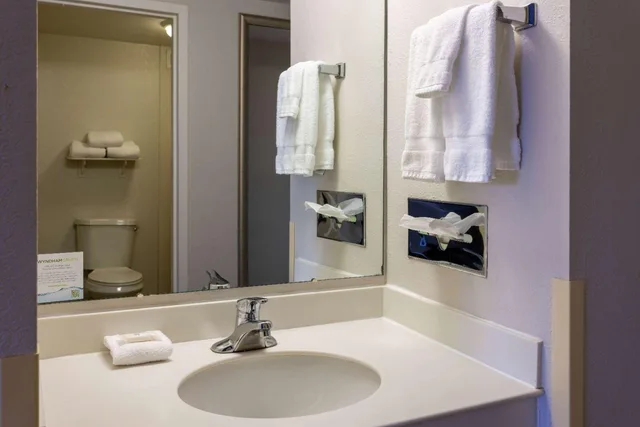 Deluxe, Accessible, La Quinta Inn & Suites by Wyndham Kingsport Tri-Cities 2/4