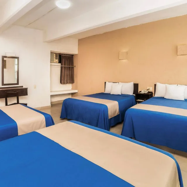 غرفة رباعية بحوض استحمام، Hotel Trianon 2/9