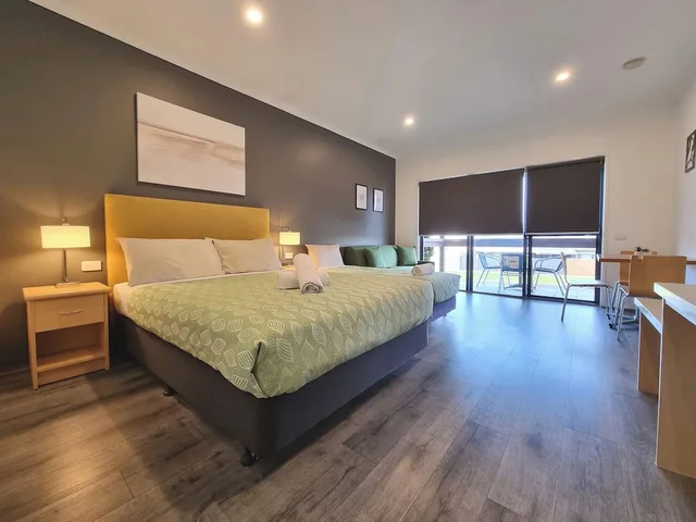 غرفة ديلوكس بسرير كوين وسرير فردي بشرفة، Seaview Motel and Apartments 1/3