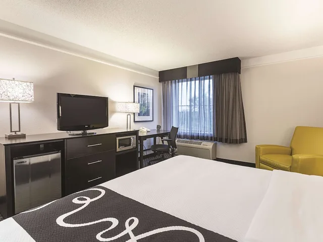 غرفة ديلوكس بسرير كينج لذوي الإعاقة، La Quinta Inn Fresno Yosemite 5/10