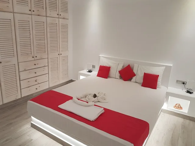 3 Bedrooms, Villa, 2 Double and Twin Beds, Hot Tub، Casa Bella 1/4