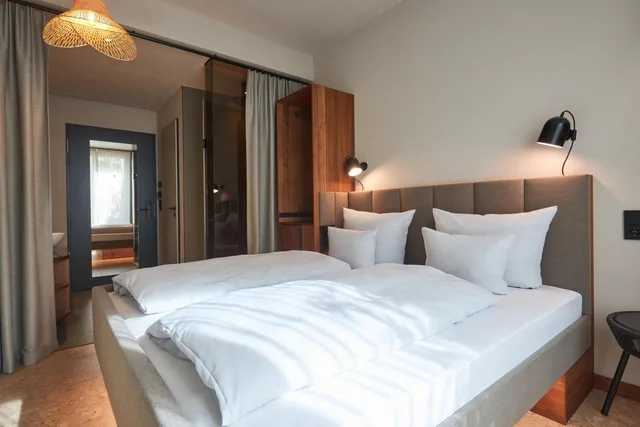 Oasis, Cocoon, Queen Bed, Cocoon Sendlinger Tor 1/2