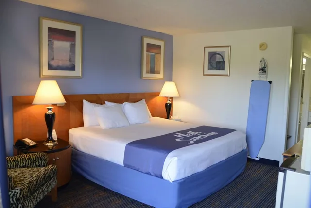 Upgrade, King Bed, Hot Tub، Days Inn by Wyndham Luray Shenandoah 9/10