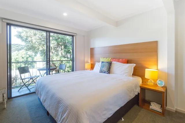 غرفة بسرير كينج بإطلالة على البحر بشرفة، Sandpiper Motel 2/8