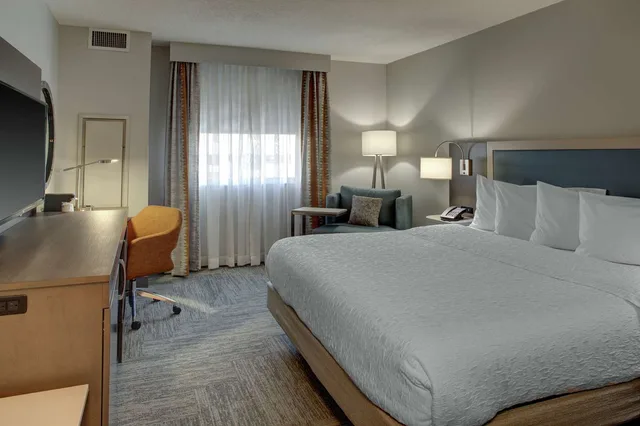 غرفة بسرير كينج بحوض استحمام لذوي الإعاقة، Hampton Inn Suites Miami Airport South Blue Lagoon 1/3