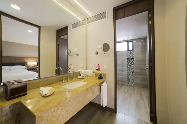 جناح بسرير كينج بغرفتين مع أريكة، Embassy Suites by Hilton Bogota Rosales 7/10