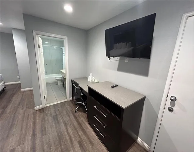 2 Queen Beds Suite, Non-Smoking, Micfridge، Motel6 Yuba City, CA 6/6