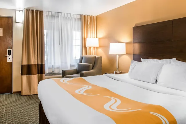غرفة قياسية بسرير كينج، Quality Inn & Suites Houghton Downtown 2/7