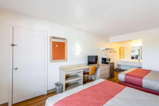 غرفة بسريرين كوين للمدخنين، Motel6 Anniston, AL 3/6