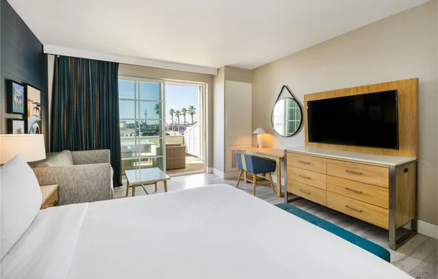 Fireside, King Bed, Partial Ocean View، Inn at the Pier Pismo Beach 1/5