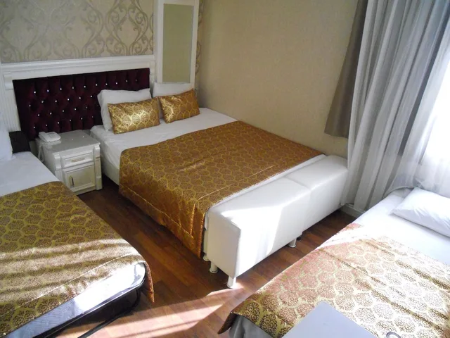 غرفة قياسية ثلاثية بثلاثة أسرّة، Hotel Coliseum 2/4