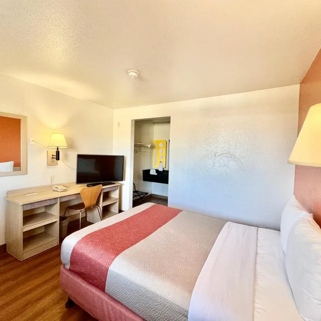 غرفة بسرير كوين للمدخنين، Motel6 Bellflower, CA - Los Angeles 2/10