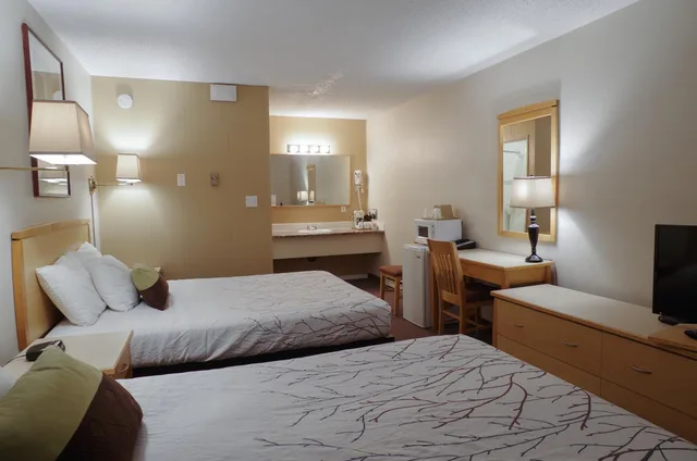 غرفة بسريرين كوين يُسمح فيها بالحيوانات الأليفة، EasyStay Inn & Suites Fernie 1/2