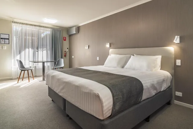 جناح، Argosy Motor Inn 1/1