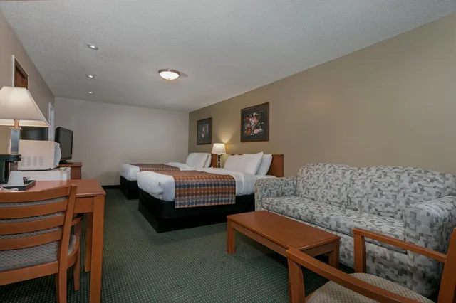 غرفة بسريرين كوين مع أريكة، Courtesy Inn Eugene 3/10