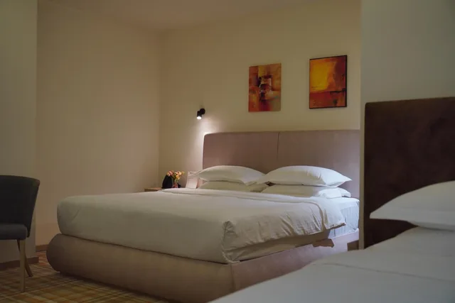 غرفة بسرير كينج وسرير فردي بإطلالة على الجبل بشرفة، Best Western Premier Batumi 13/16