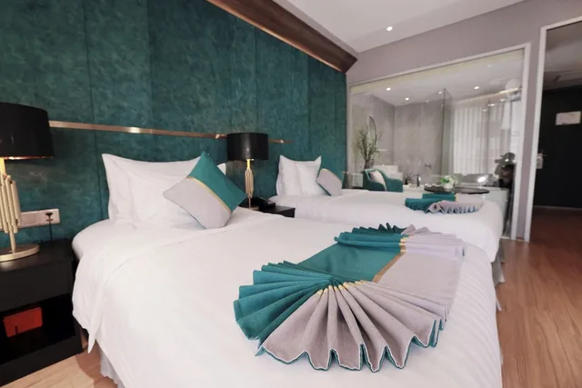 غرفة بريميوم بسريرين منفصلين بإطلالة جزئية على البحر، Cicilia Hotels & Spa Danang 2/2