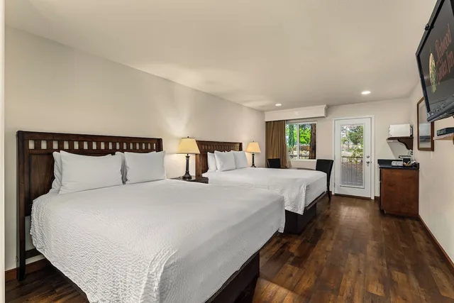 غرفة قياسية بسريرين كوين يُسمح فيها بالحيوانات الأليفة في الطابق الأرضي، Redwood Hyperion Suites 2/6