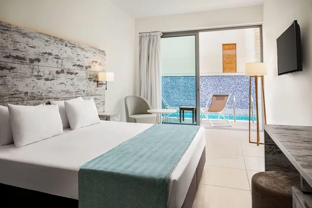 Deluxe, King Bed, Swim Up Pool، Freij Resort by Marissol 2/5