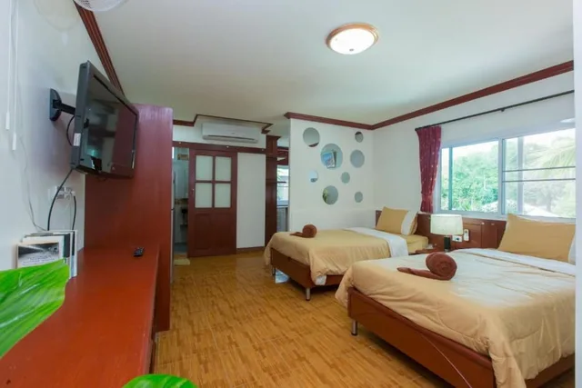 غرفة ثلاثية بسريرين منفصلين مع أريكة، Patong Rai Rom Yen Resort SHA 1/3