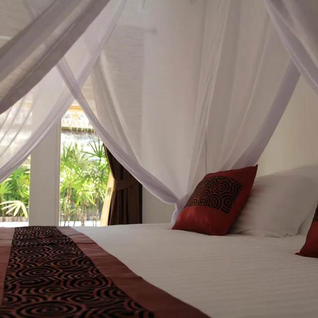 بنغل، The White Cottage 3/4