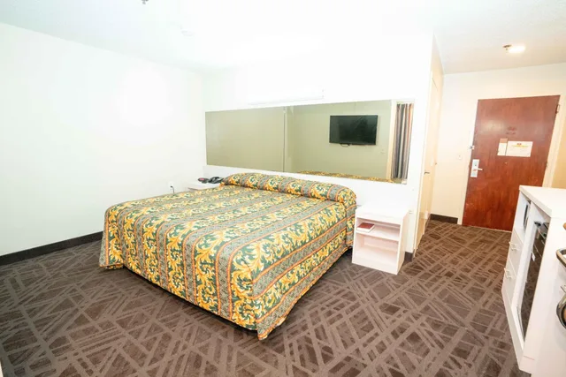غرفة بسرير كينج لذوي الإعاقة، Regency Inn & Suites DFW 1/3