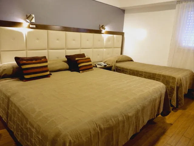 غرفة قياسية ثلاثية، Hotel Impala 1/5