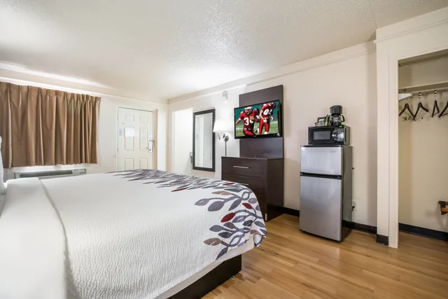 غرفة ديلوكس بسرير كينج للمدخنين، Red Roof Inn Dallas - Richardson 5/8