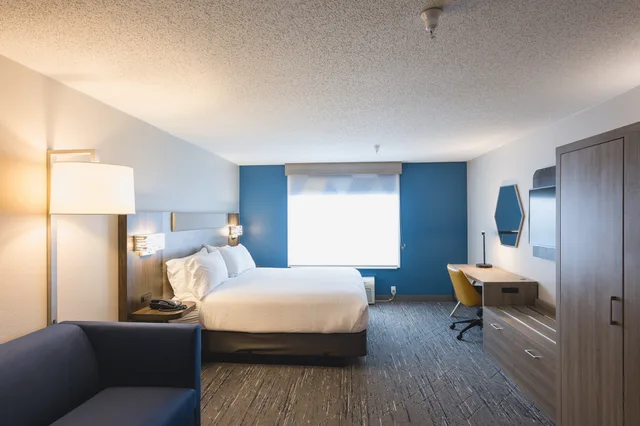 Suite, King Bed, Holiday Inn Express & Suites Marquette, an IHG Hotel 5/10