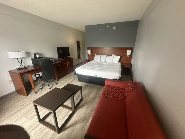 غرفة ديلوكس بسرير كينج، Super 8 by Wyndham Dallas Love Field Airport 1/2
