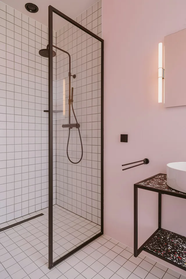 غرفة ثلاثية، Supernova Hotel 1/1