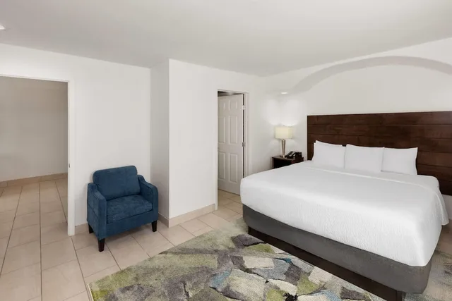 Suite, King Bed, La Quinta Inn & Suites by Wyndham Laredo Airport 2/2