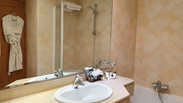 غرفة قياسية ثلاثية بسرير مزدوج وسرير فردي بحمام خاص، Ras el Ain Tozeur Golden Yasmin 3/3