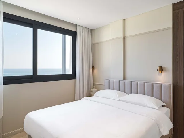 جناح عائلي بسريرين منفصلين مع أريكة، LIV Mackenzie Beach Suites 2/5