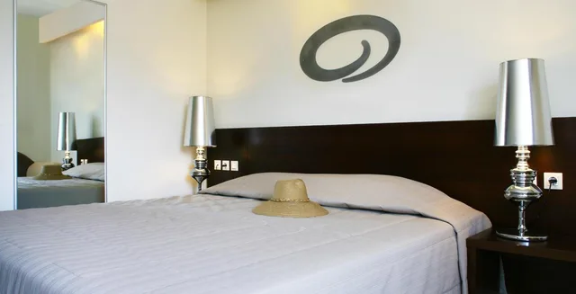 غرفة ثلاثية، Golden Beach Hotel 4/10