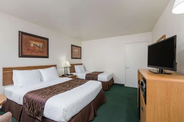غرفة بسرير كوين وسرير فردي، Super 8 by Wyndham Fort Bragg 9/10