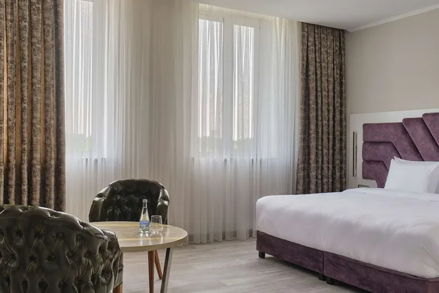Premium, King Bed, Panarams Tashkent Hotel a Member of Radisson Individuals 2/4