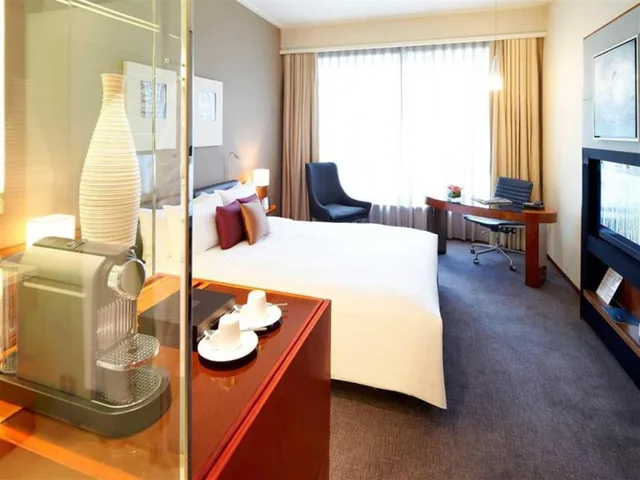 غرفة قياسية بسرير مزدوج، Novotel Citygate Hotel Hong Kong 1/1